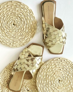 Rasteira Entrelaçada (Ouro Light) - Mônica Boldrin Shoes