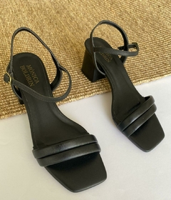 Sandália com duas tiras finas (Preto) na internet