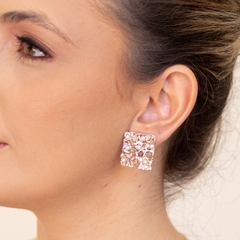 18-carat gold-plated earring, embroidered with nude crystals and pearls.