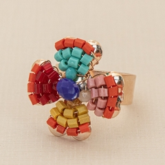 Anillo ajustable chapado en oro de 18k, bordado con piedras jablonex y una mezcla de cristales de colores.