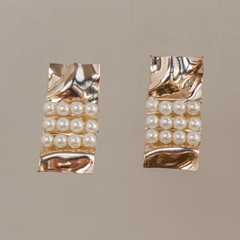 Gold-plated earring, embroidered with abs pearls.