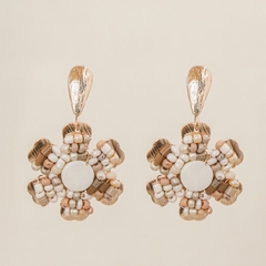 18k gold-plated earring, embroidered with jablonex stones in nude and mother-of-pearl tones.