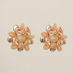 18k gold-plated earring, embroidered with cysts in nude tones.