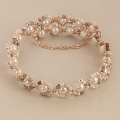 Pulseira banhada a ouro 18k, bordada com pedraria jablonex em tons nude e perola.