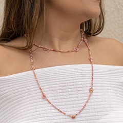 Collar bordado con piedras de cristal y jablonex en tonos rosas. - comprar online