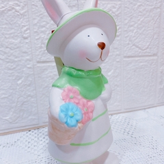 Coelha Verde de Cerâmica com Cesta de Flores M