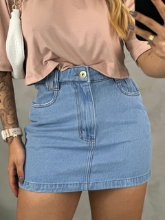 Saia jeans básica detalhes no bolso