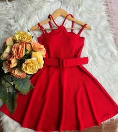 Vestido boneca rodado alça tiras com cinto vermelho