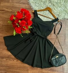 Vestido boneca rodado cinto faixa preto