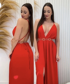 Vestido longo com fenda e decote na internet