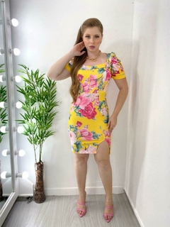 Vestido curto com mangas e fenda amarelo flores florido