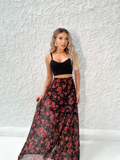 Conjunto cropped e saia longa de tule preta flores vermelhas