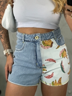 Short jeans com estampa de bananas