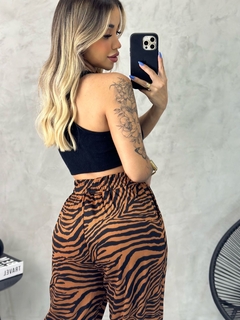 Calça pantalona zebrada zebra preta e marrom alto relevo na internet