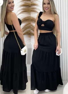 Conjunto cropped um ombro só e saia longa camadas na internet