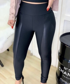 Calça legging montaria detalhe cirrê