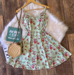 Vestido boneca rodado decote nuvem verde florido flores