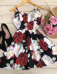 Vestido boneca rodado com zíper preto flores vermelhas e brancas florido