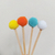 Forminhas coloridas para docinhos com toppers de pompom colorido