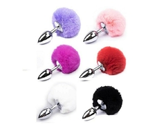 PLUG DE METAL COM POMPOM - IMPORTADO