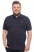 Camiseta polo masculina plus size na cor azul-marinho, com detalhes em vermelho, modelada em um homem sorridente. VALENTINA MODA