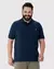 Homem sorridente usando uma camisa polo masculina plus size na cor azul marinho, com bolso frontal em piquet stretch. Valentina Moda.