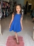 Menina sorrindo usando um vestido infantil regata azul em uma loja de roupas. VALENTINA MODA