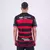 Camisa I Flamengo 2425 Masculino Torcedor com listras vermelhas e pretas, vista traseira, exibindo logotipos de patrocinadores.