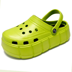 Sandália Feminina Estilo Crocs Plataforma Confortável na internet