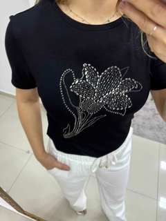 T-SHIRT MALHA C/ APLICACAO DE FLOR - loja online