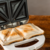 Sanduicheira Elétrica Branca Antiaderente Corta Pão na internet