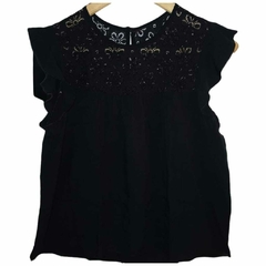 MUSCULOSA CON BRODERIE NEGRA