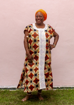 Vestido longo estampado com tema africano e detalhes em bico de renda