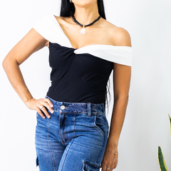 BLUSA ASIMETRICA NEGRA BLANCA REF 00021