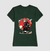 Camisa verde feminina com estampa de um cachorro samurai em um fundo vermelho, segurando uma espada.