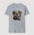 Camisa masculina cinza com estampa colorida de um bulldog usando um gravata borboleta.