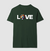 Camisa masculina verde com a palavra "LOVE" e a imagem de um cachorro colorido.