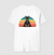 Camiseta masculina branca com estampa de um cachorro da raça Doberman estido com um quimono, sentado em frente a um pôr do sol estilizado com listras coloridas.