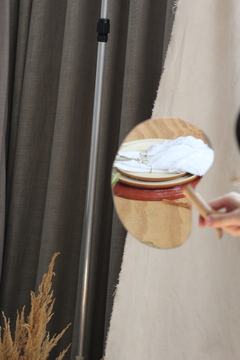 Espelho em Formato Orgânico com Alça de Madeira