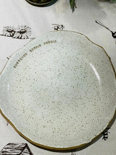 Prato orgânico em Cerâmica Artesanal com esmaltação off white - comprar online