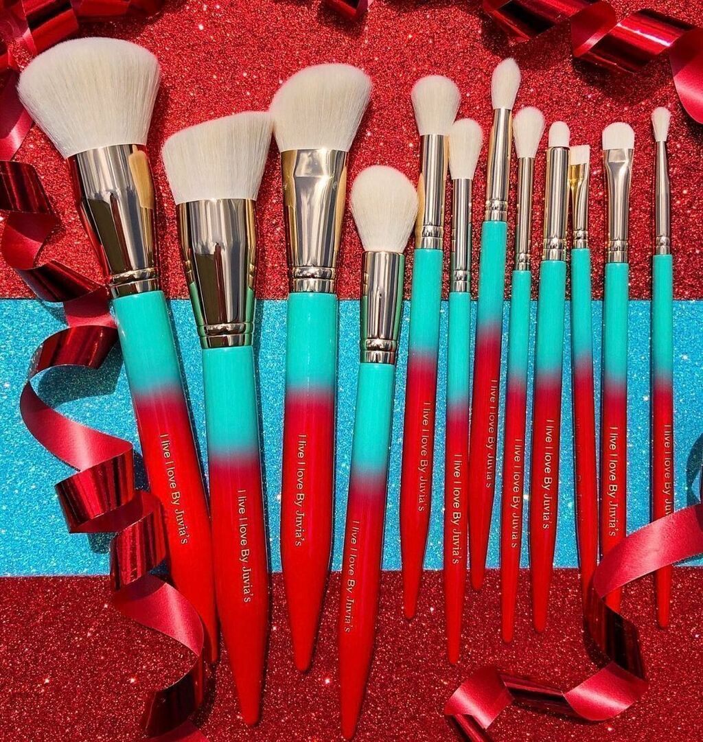 Live offers with Love brush set