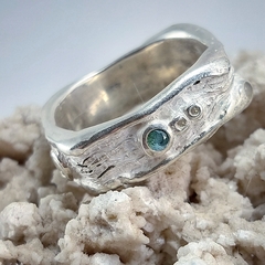 Anillo Flow con turmalina azul