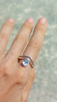 Anillo Olas con topacio azul