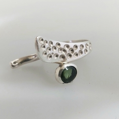 Anillo Sprawl con turmalina verde