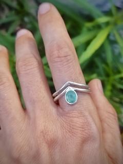 Anillo Olas con esmeralda