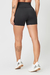 Short fitness feminino preto de tecido firme com ajuste de cadarço. 