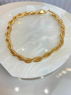 COLAR ENTRELAÇADO DOURADO - comprar online