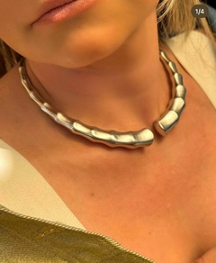 CONJUNTO DE CHOKER E BRINCO ACETINADO NO RÓDIO.