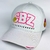 boné trucker branco com logo rosa cbz clothing