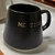 TAZA MUG CONCAVO NEGRO Y BEIGE 405 ML. Modelo Me Time.